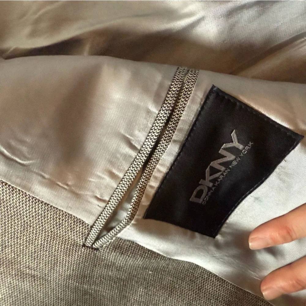 DKNY Men’s Gray wool Silk Blend Two Button Sport Coat Blazer Size 44R